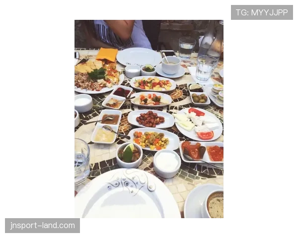 莱万这生活细节也太细腻了吧，连早餐都得讲究成艺术品？