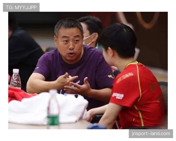 费钰婷训练间隙穿这么豪,普通球迷直接怀疑身份了吧?